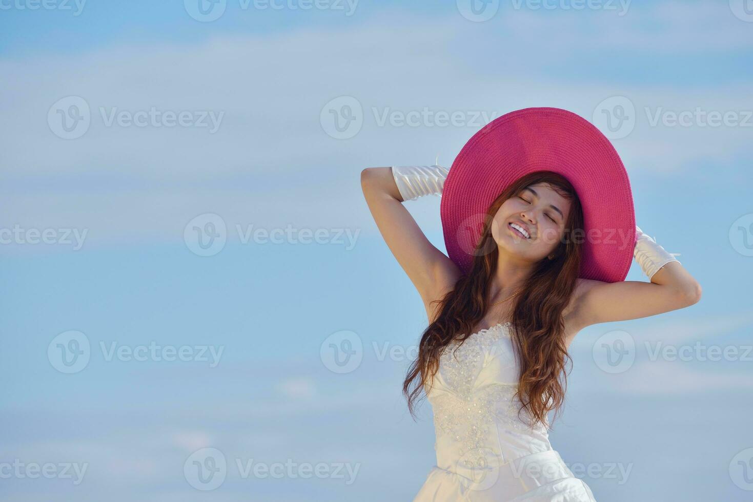 novia asiática en la playa foto