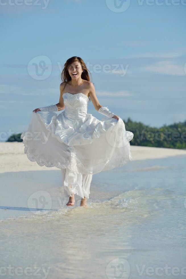 novia asiática en la playa foto