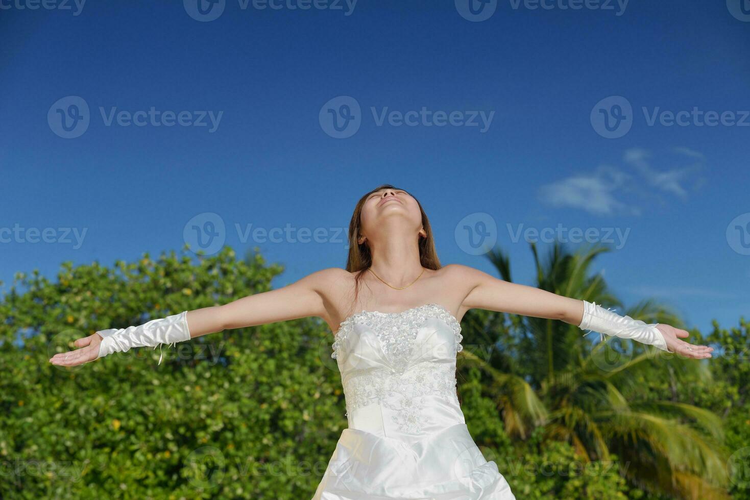 asian bride on beach photo