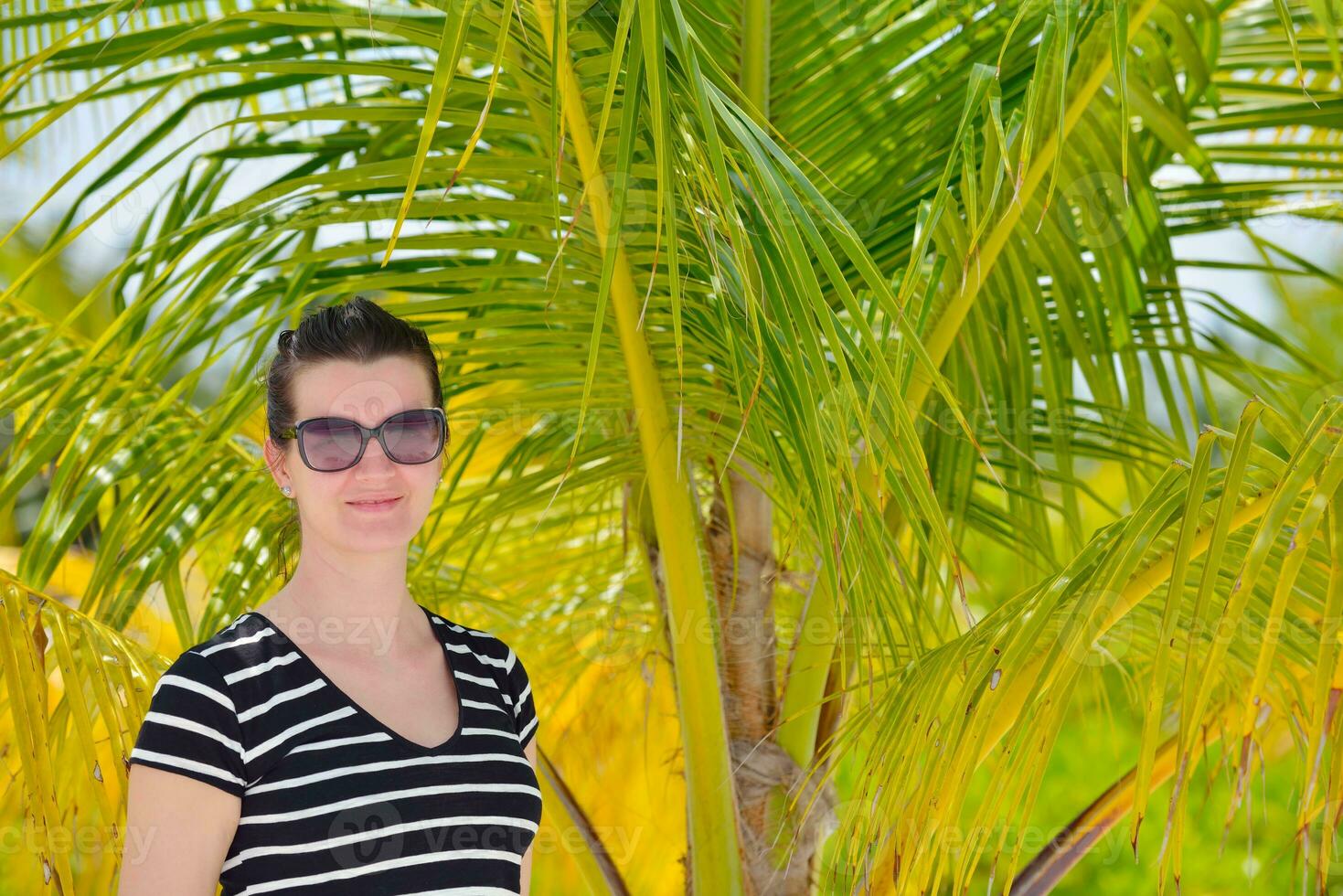 hermosa gril en la playa diviértete foto