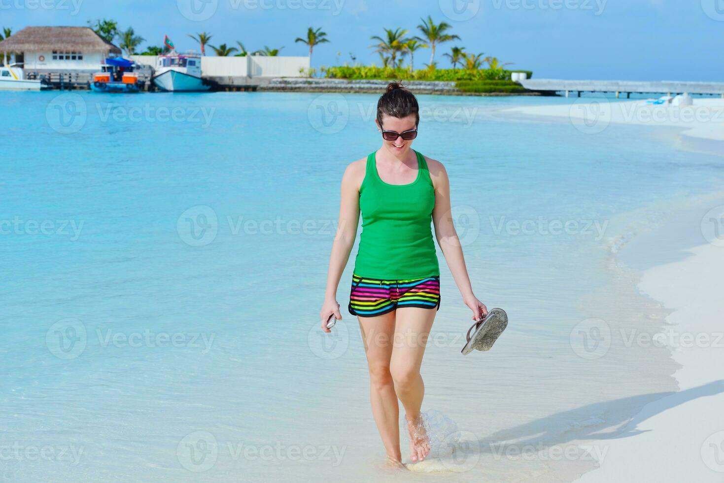 hermosa gril en la playa diviértete foto