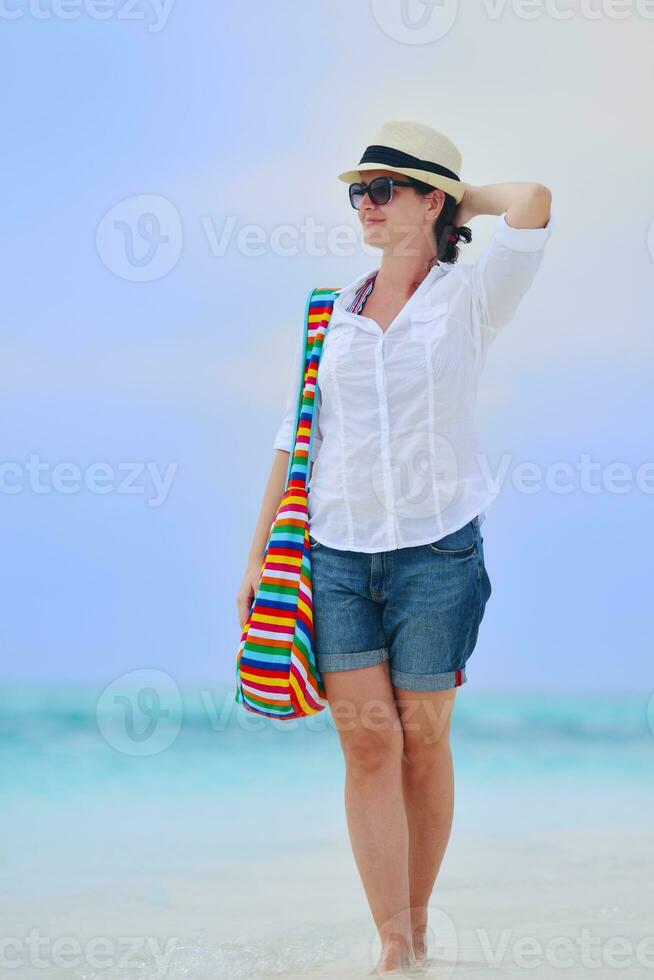 mujer feliz disfruta de las vacaciones de verano foto