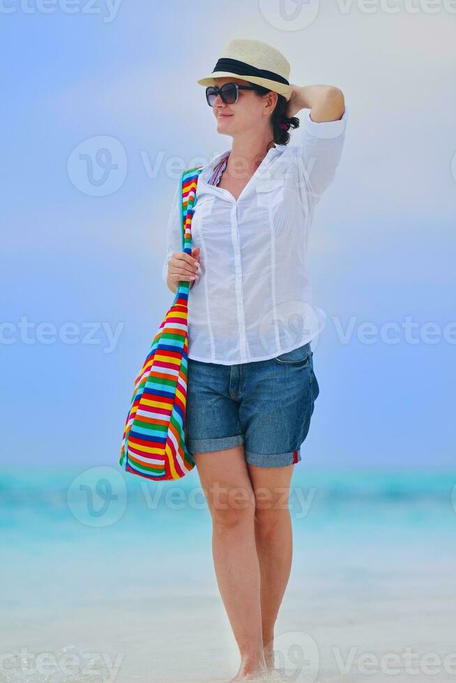 mujer feliz disfruta de las vacaciones de verano foto