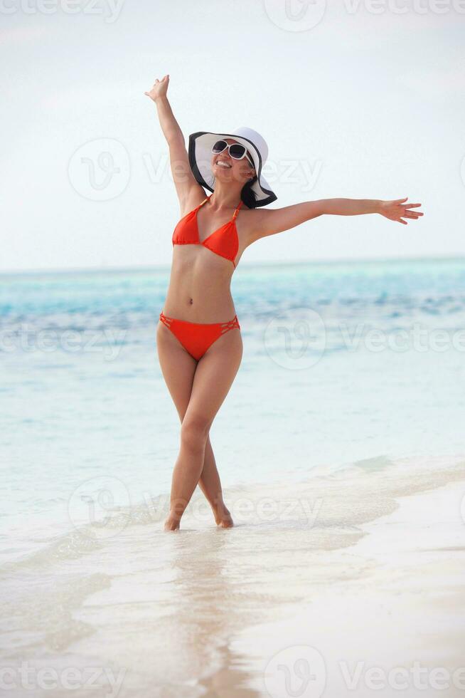 hermosa chica en la playa diviértete y relájate foto