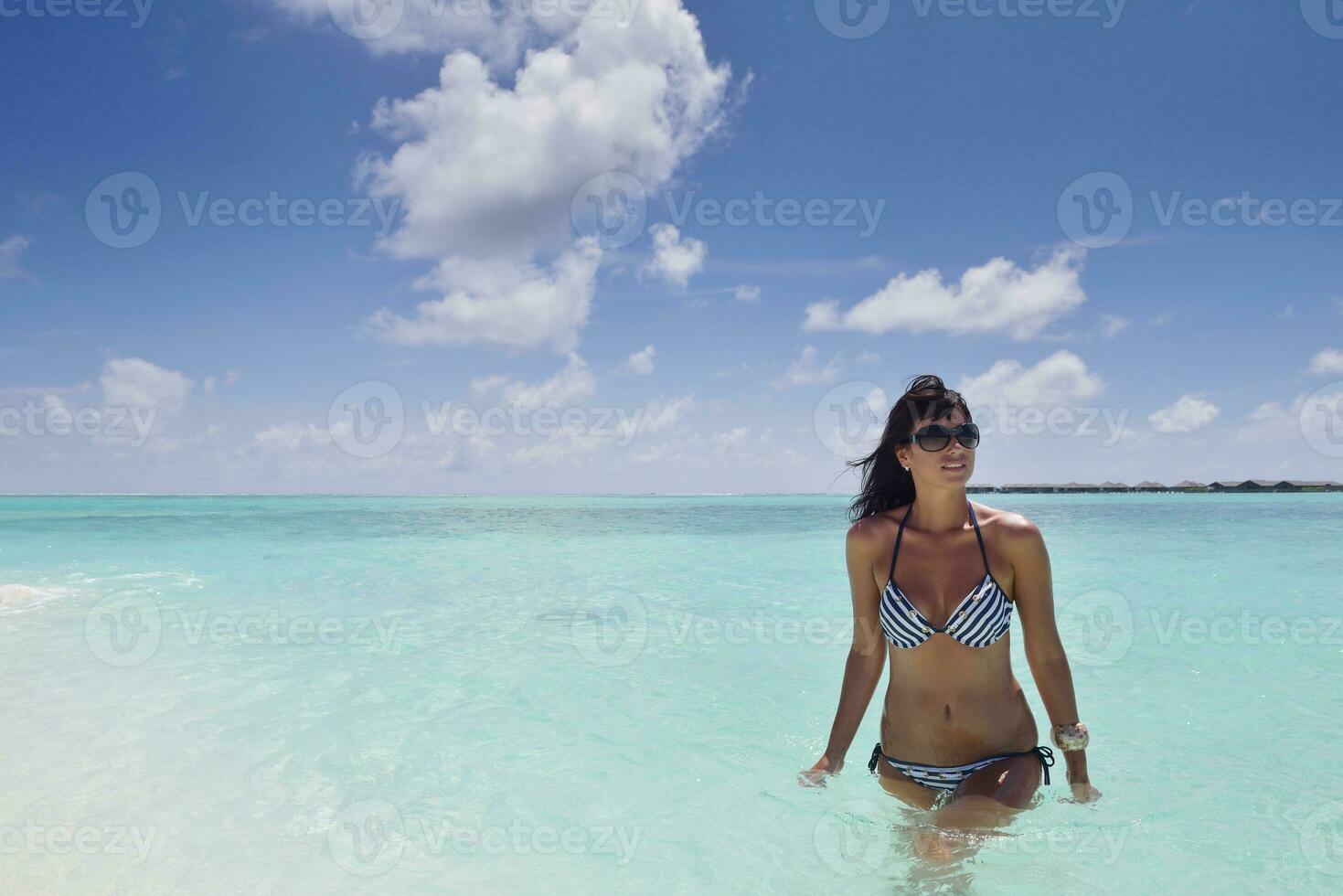 bella joven en la playa diviértete y relájate foto