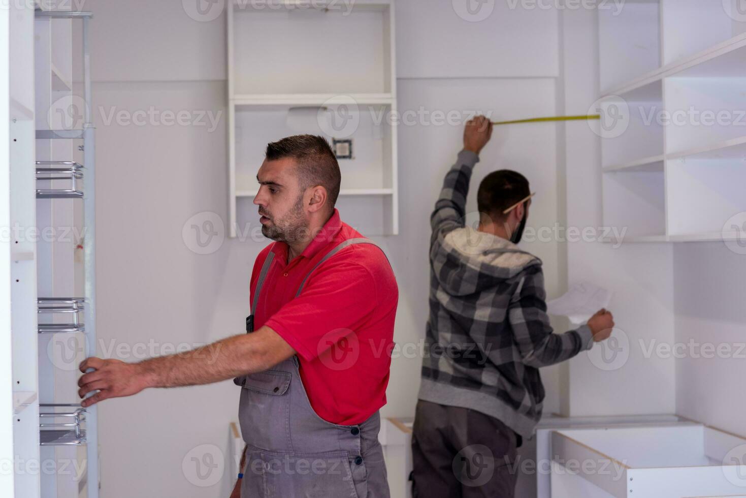 trabajadores instalando una nueva cocina foto