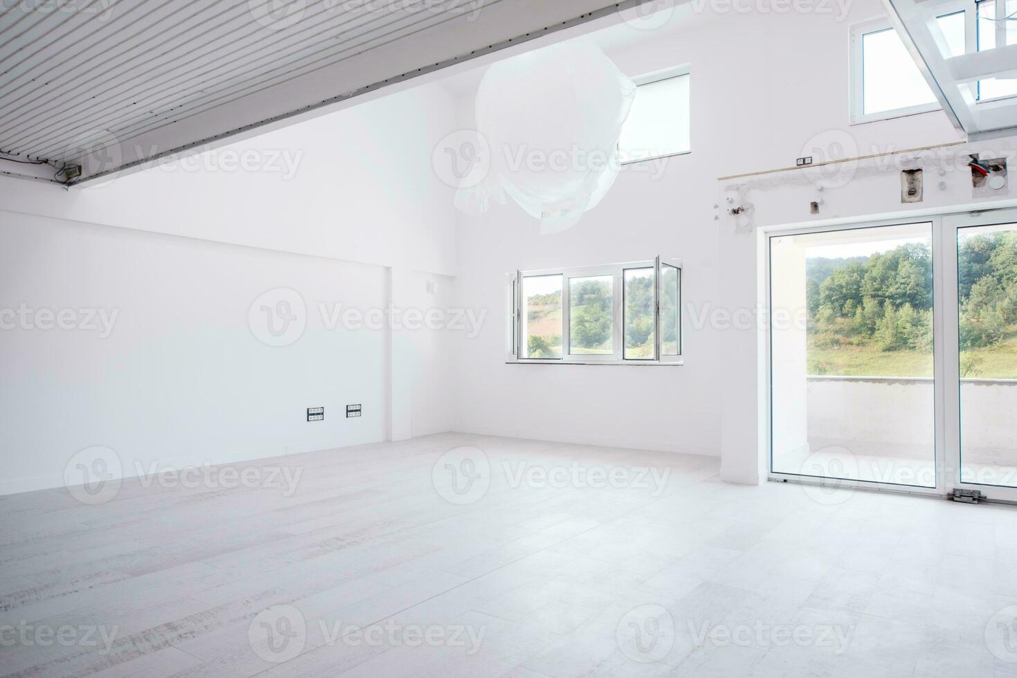 interior de un apartamento de dos niveles vacío, moderno y elegante foto