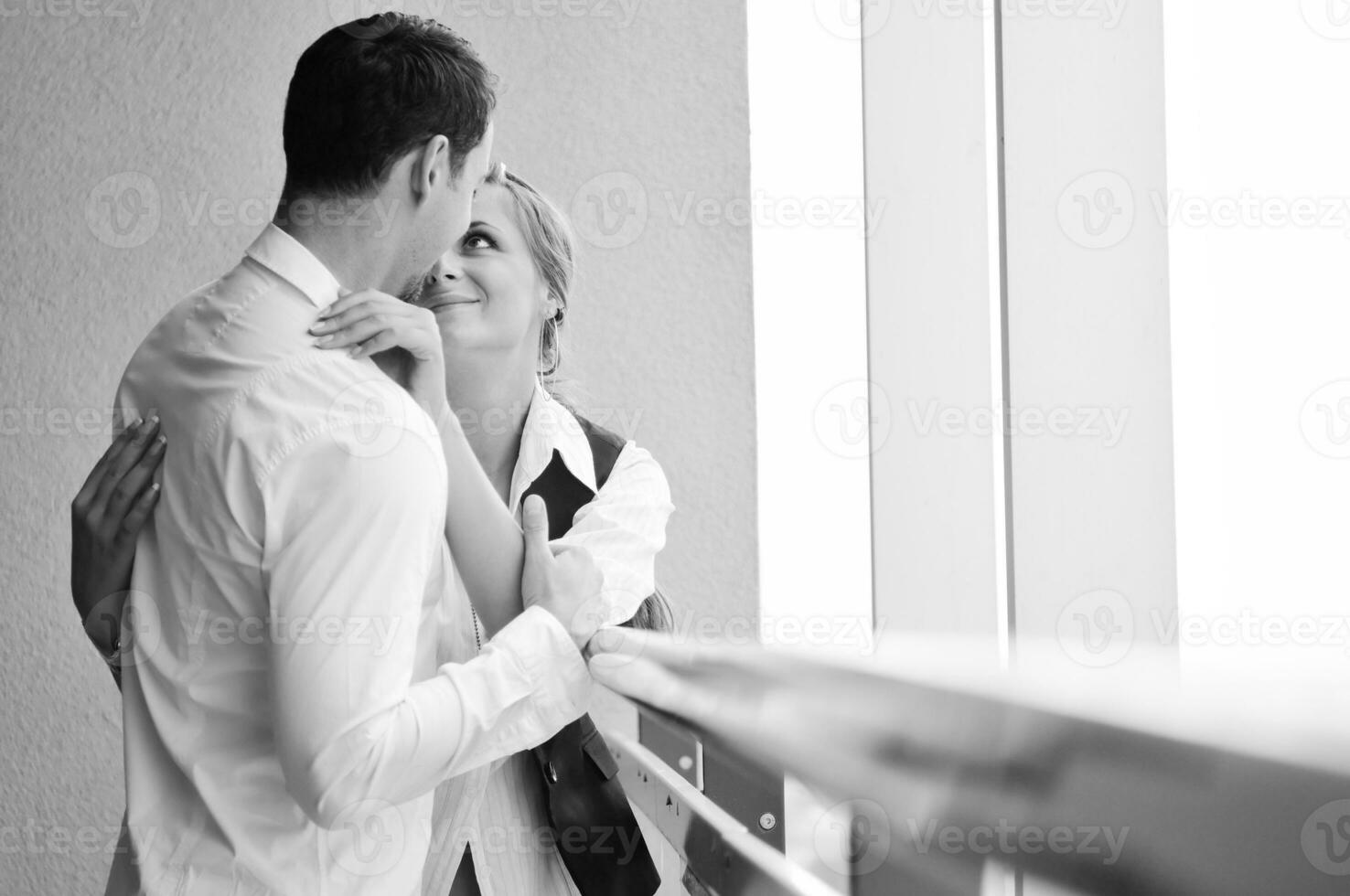 pareja feliz romántica en el balcón foto