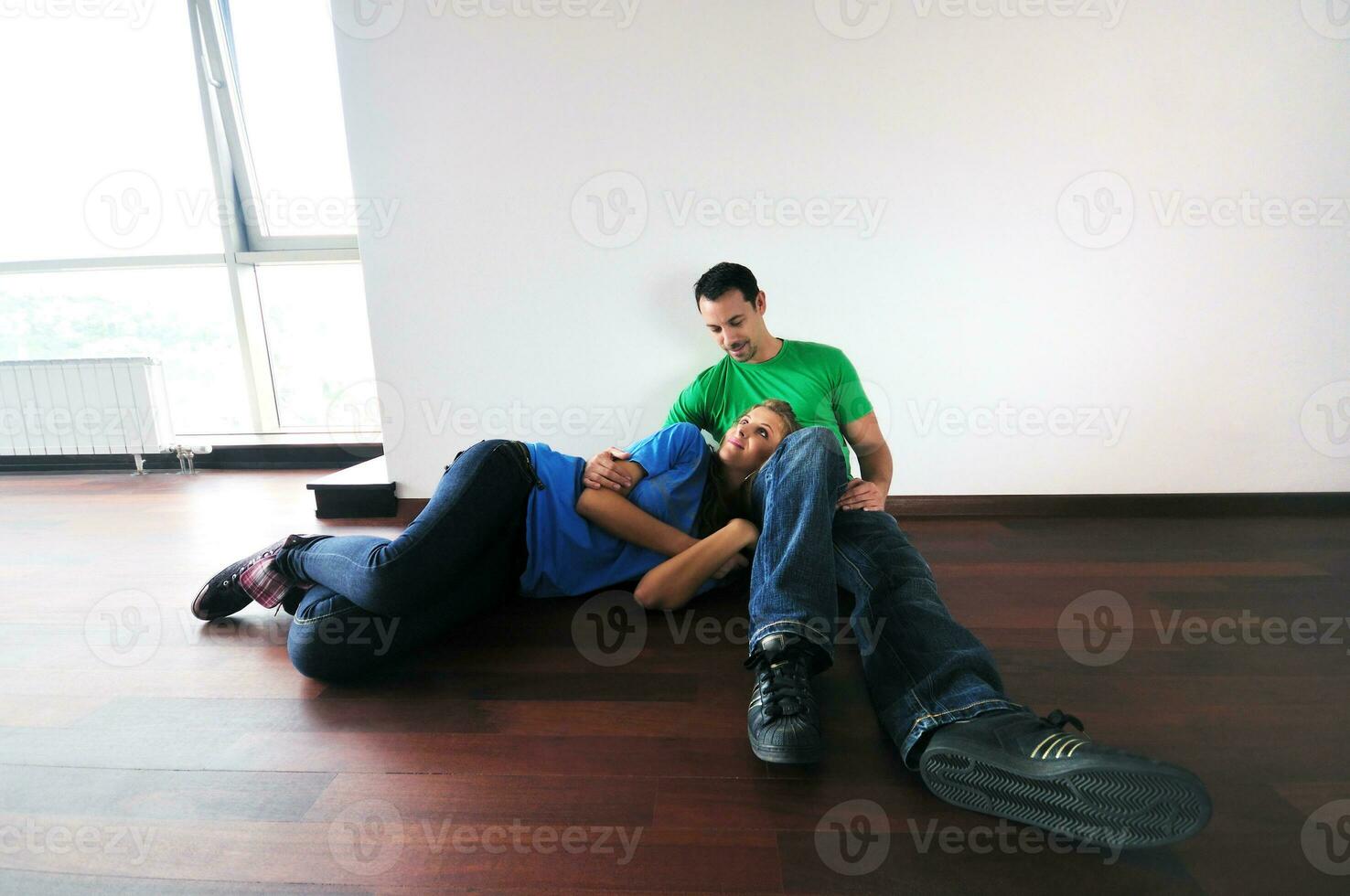 una pareja feliz se divierte y trabaja en una laptop en casa foto