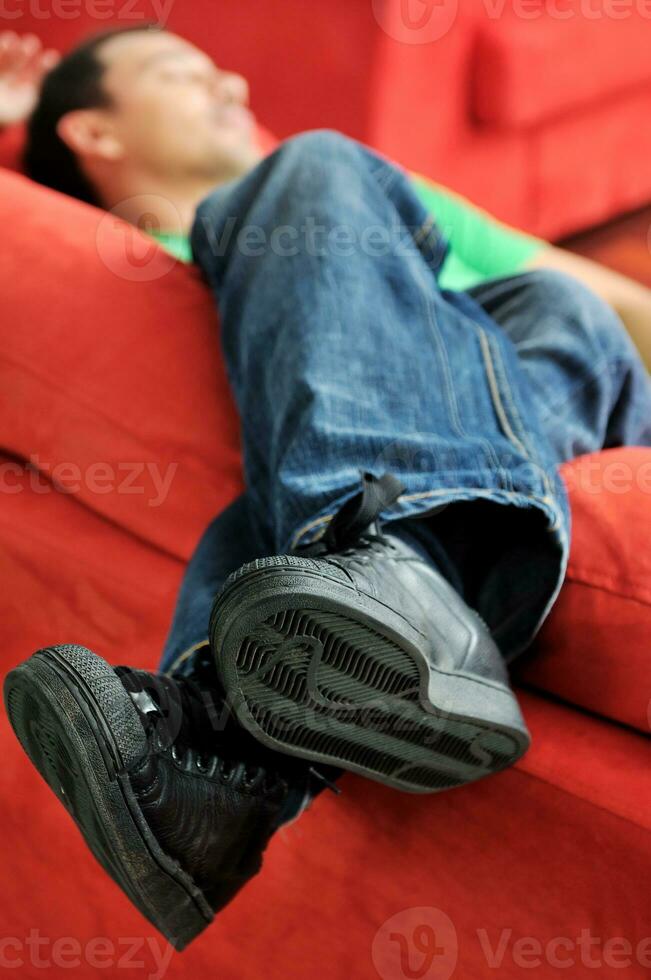 hombre descansando en el sofa foto