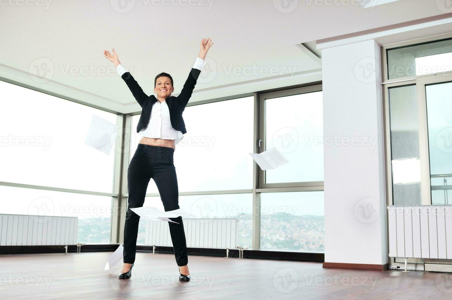 mujer de negocios joven tira papeles en el aire foto