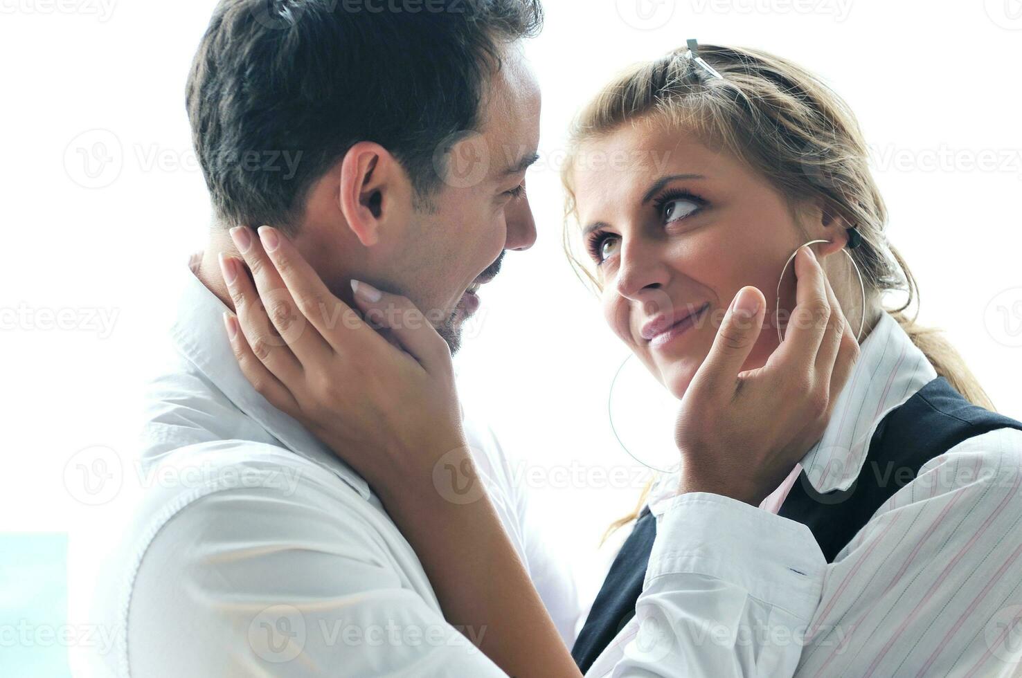 pareja feliz romántica en el balcón foto