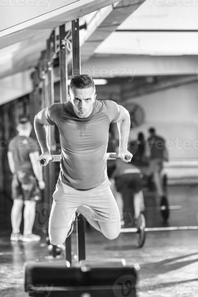 hombre haciendo ejercicios de barras paralelas foto