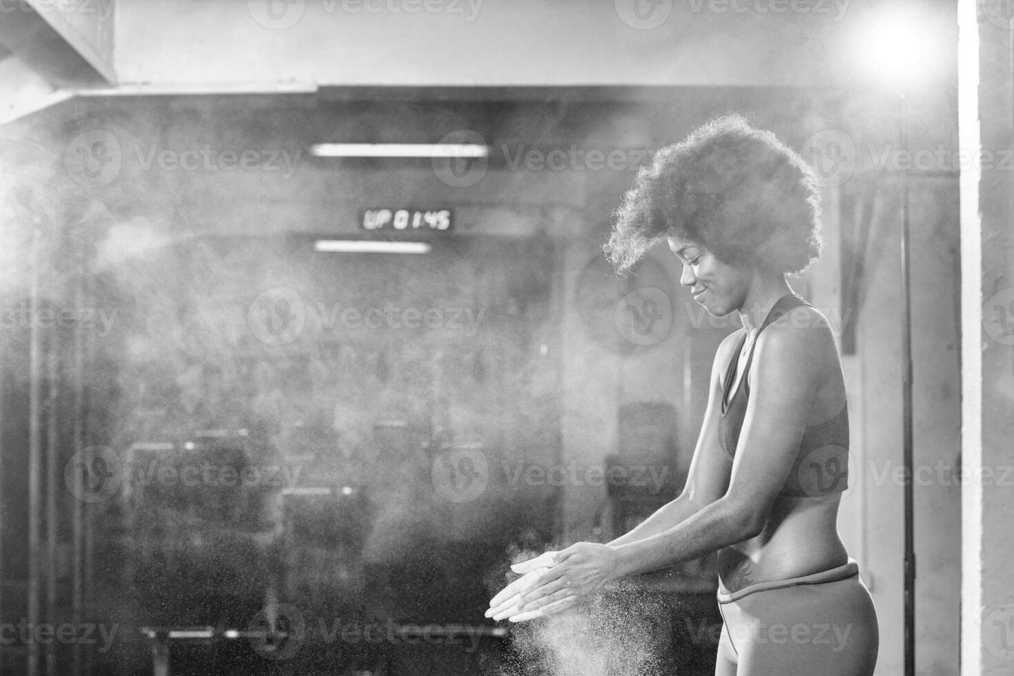 mujer negra preparándose para el entrenamiento de escalada foto