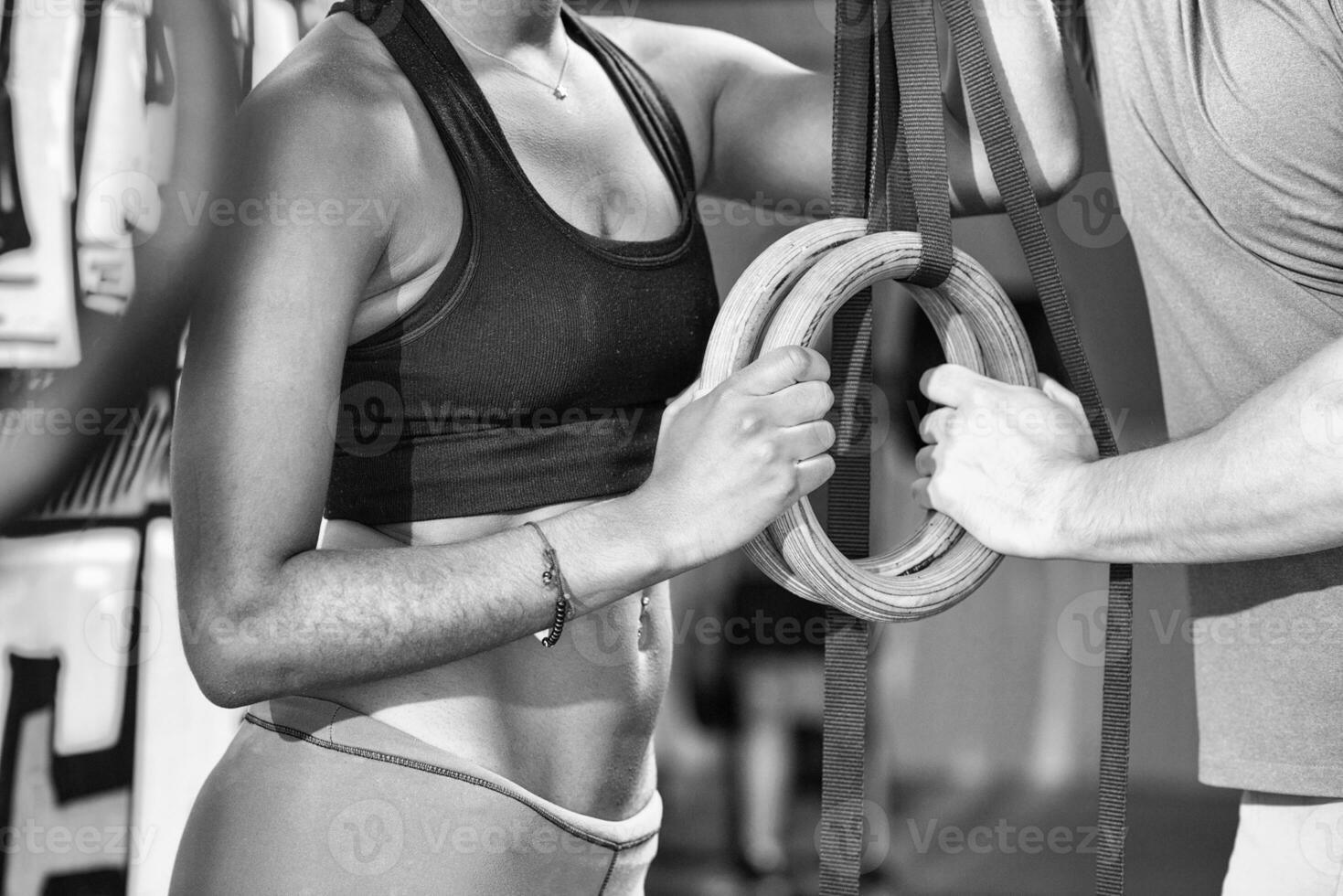 retrato de pareja multiétnica después de hacer ejercicio en el gimnasio foto