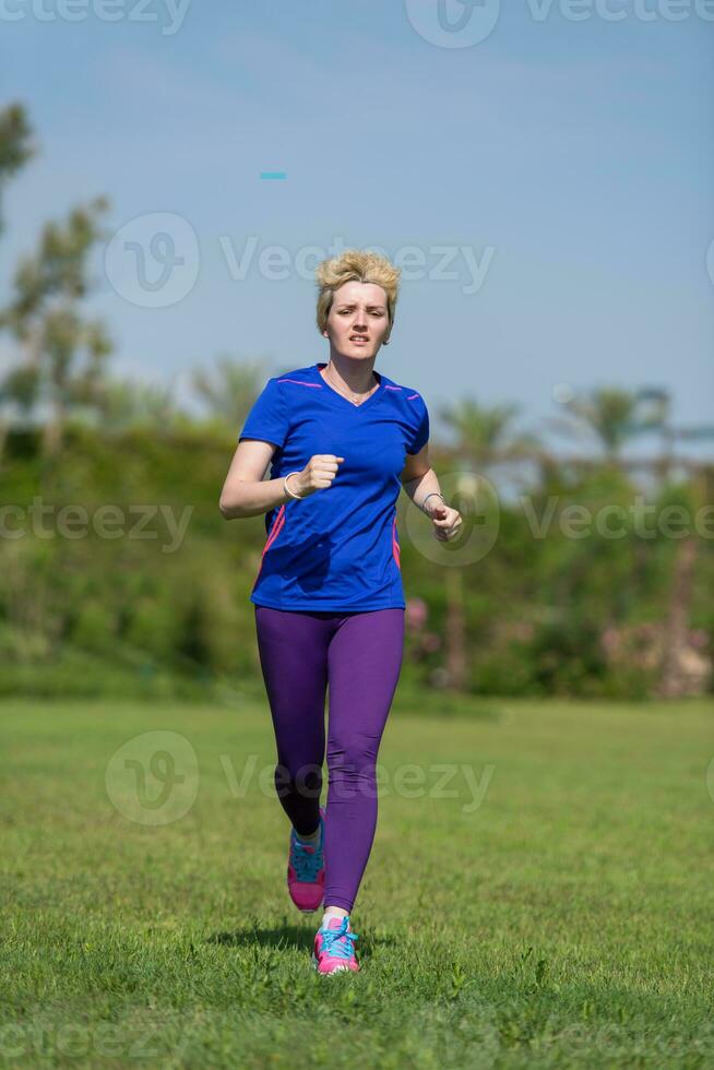 joven corredora entrenando para maratón foto