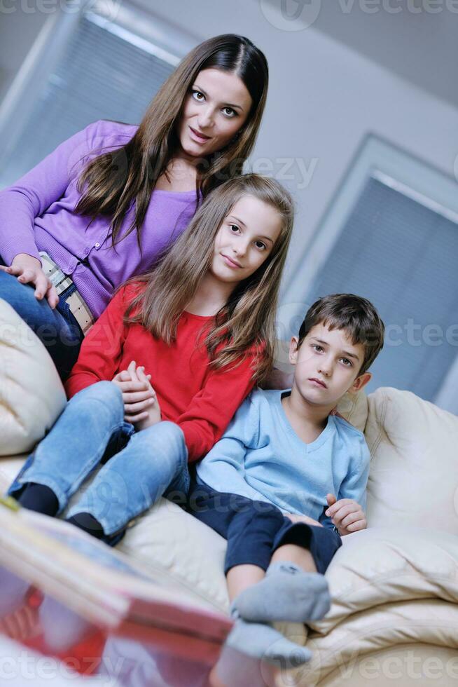 familia joven feliz divertirse en casa foto