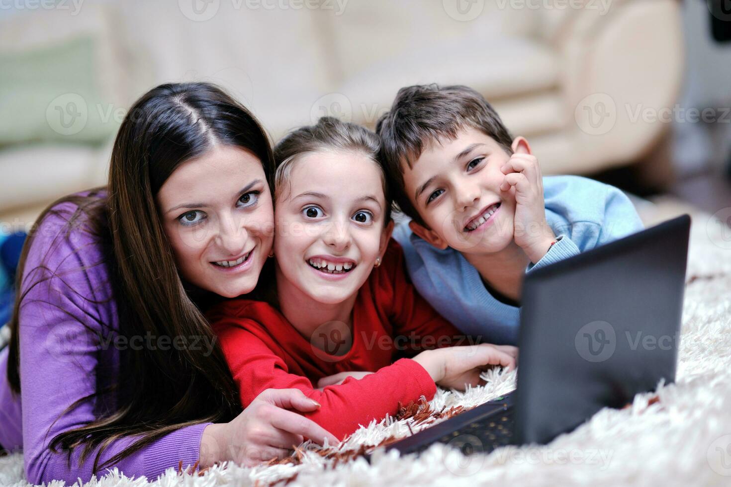 familia joven feliz divertirse en casa foto