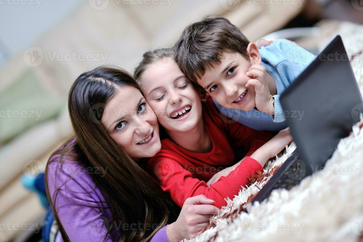 familia joven feliz divertirse en casa foto