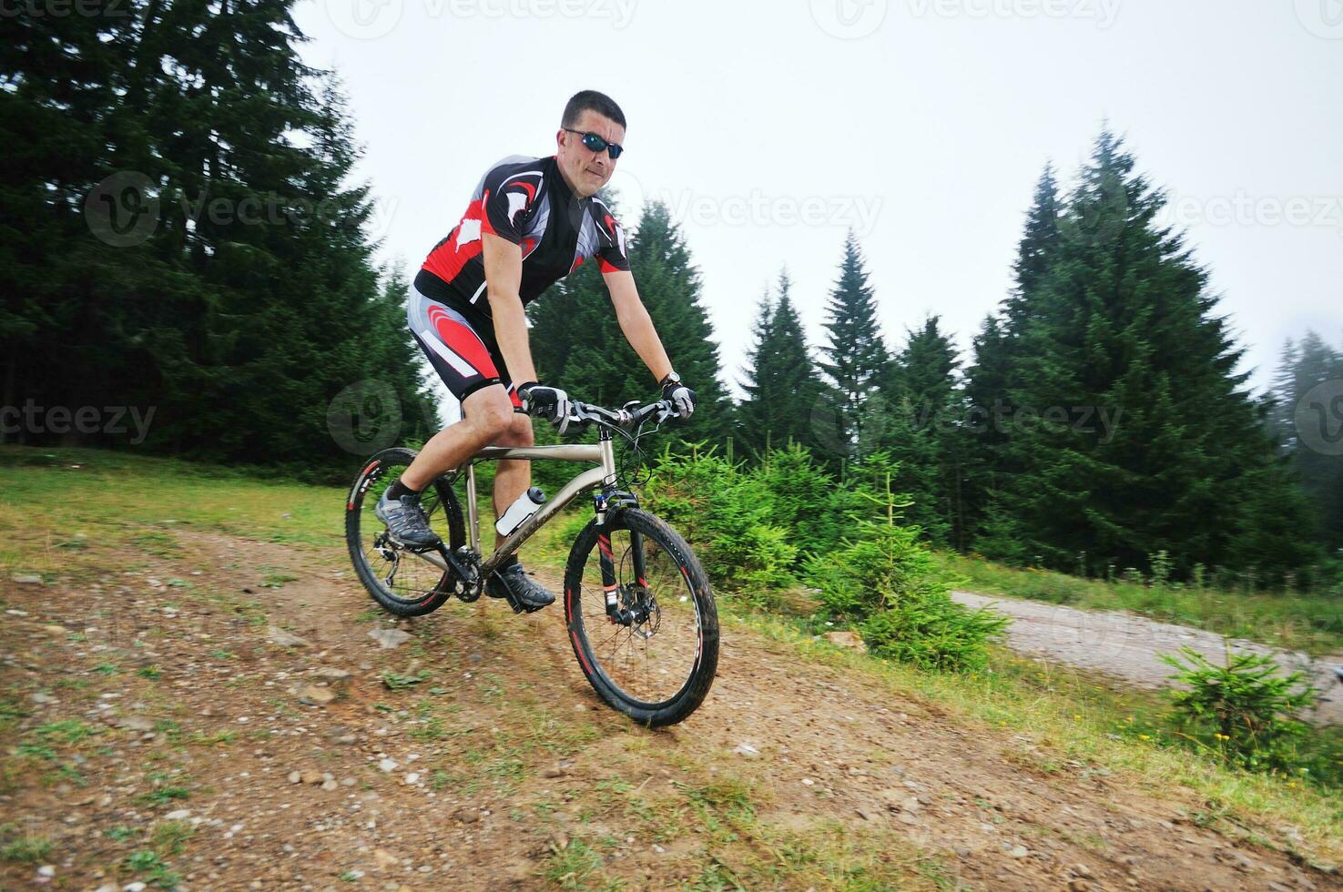 paseo en bicicleta de montaña al aire libre foto