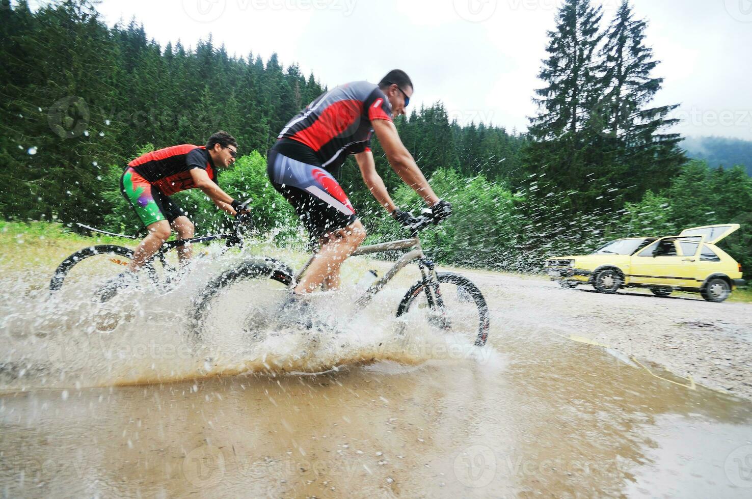 paseo en bicicleta mojado foto