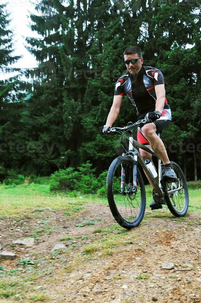 paseo en bicicleta de montaña al aire libre foto