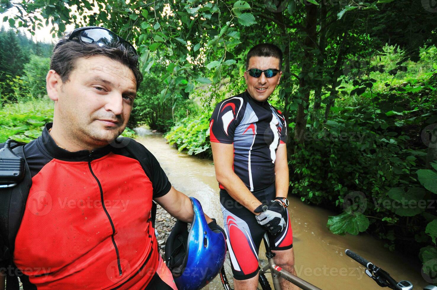 amistad y viajes en bicicleta de montaña foto