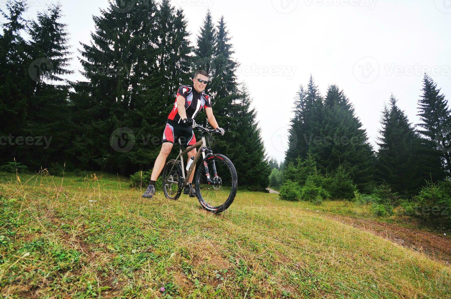 paseo en bicicleta de montaña al aire libre foto