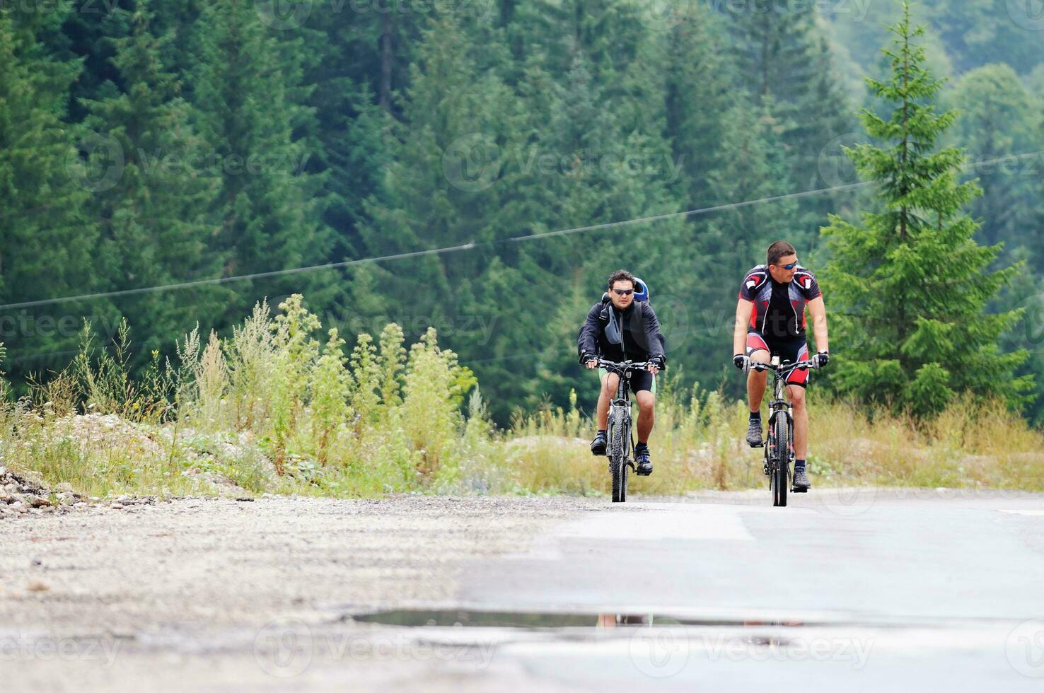 amistad al aire libre en bicicleta de montaña foto