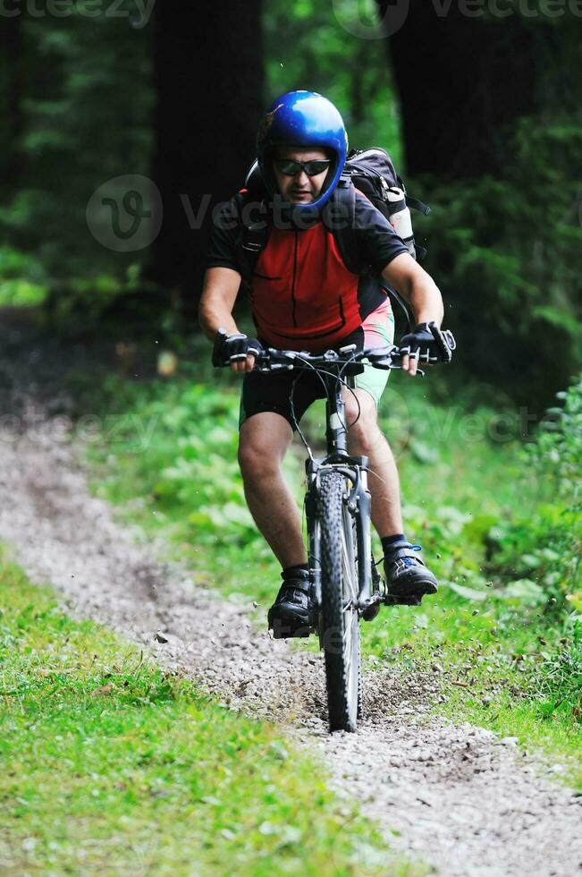 montar bicicleta hombre al aire libre foto