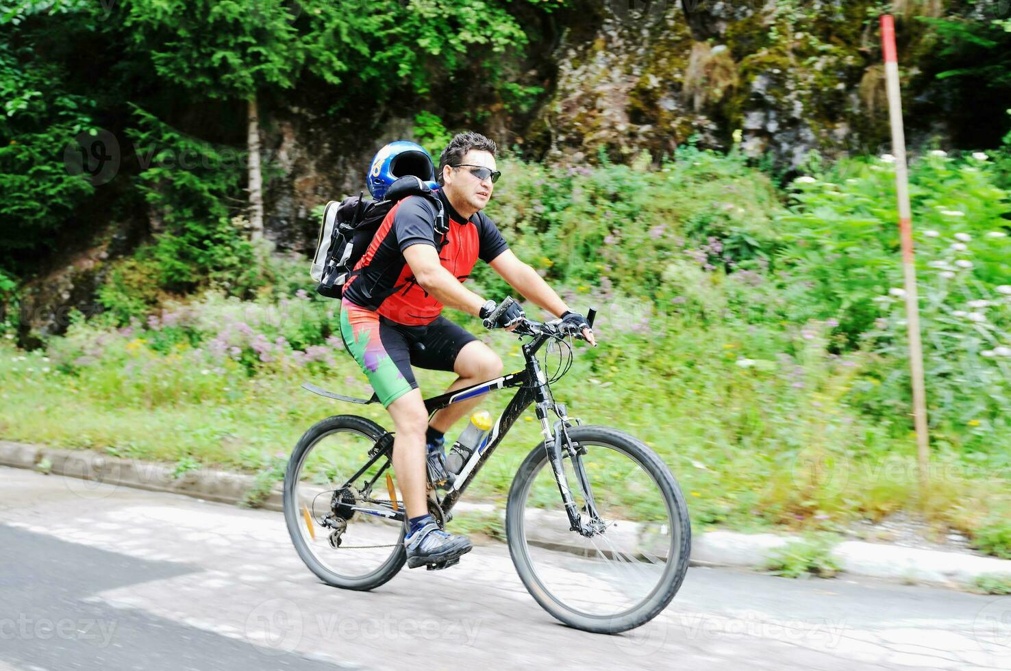 montar bicicleta hombre al aire libre foto