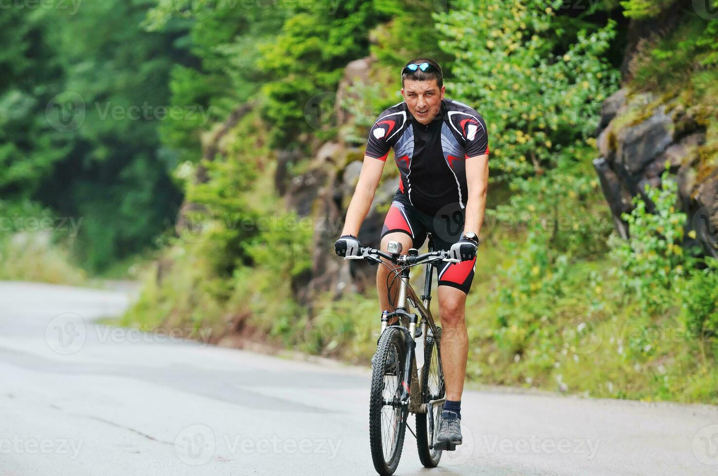 montar bicicleta hombre al aire libre foto