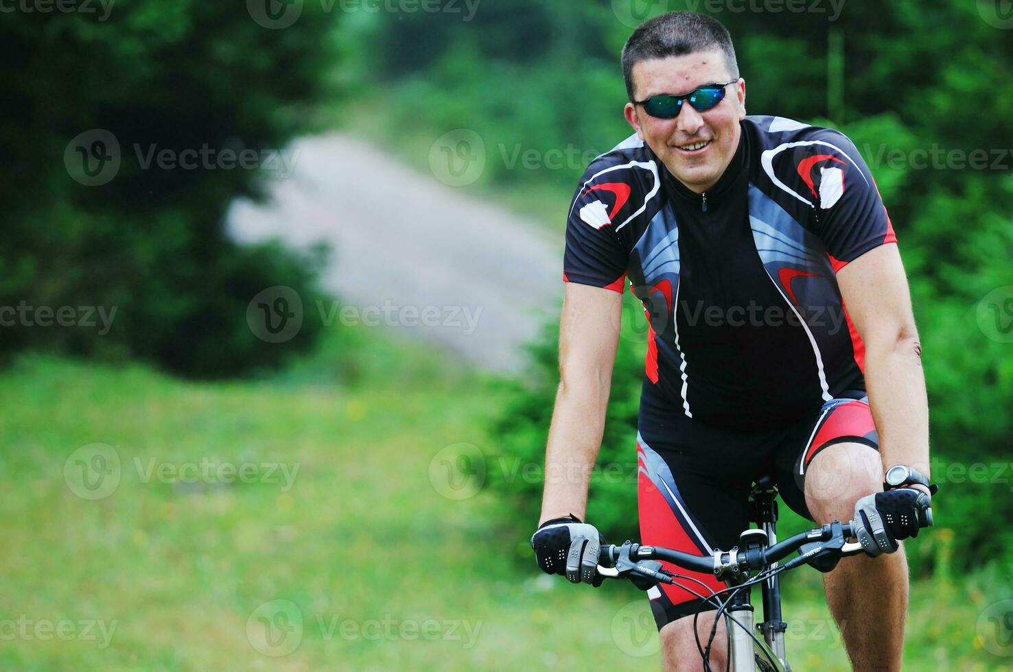 montar bicicleta hombre al aire libre foto