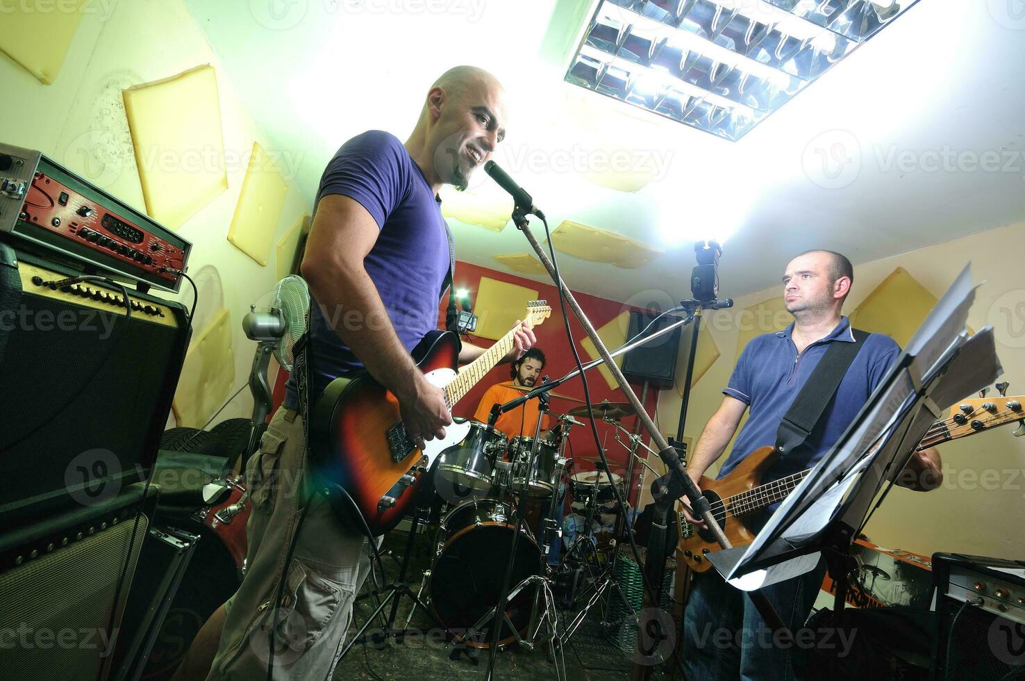 la banda de música tiene entrenamiento en el garaje foto