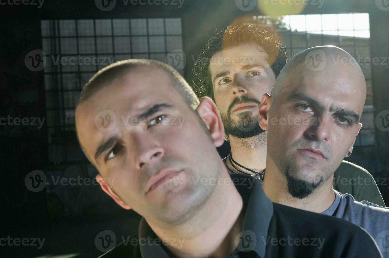 grupo de tres hombres foto