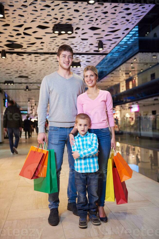 familia joven con bolsas de compras foto