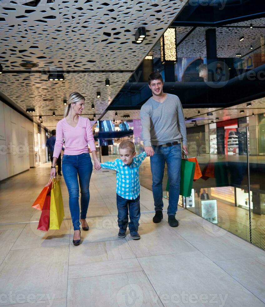 familia joven con bolsas de compras foto