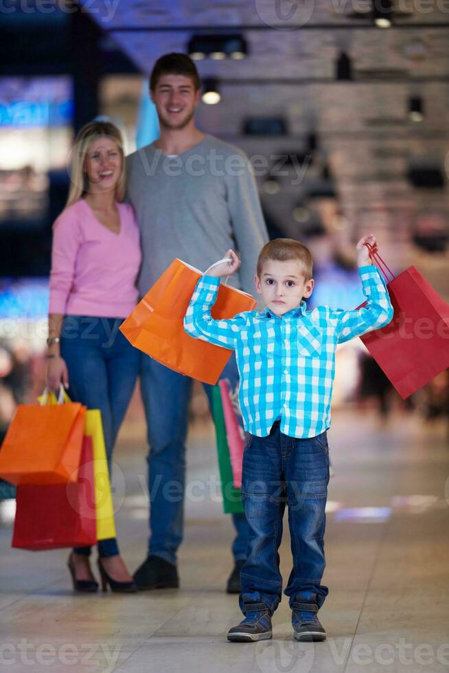 familia joven con bolsas de compras foto