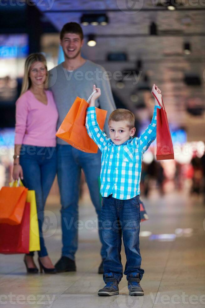 familia joven con bolsas de compras foto