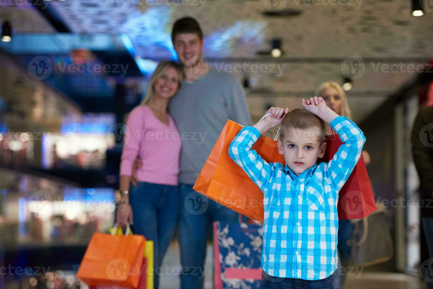 familia joven con bolsas de compras foto