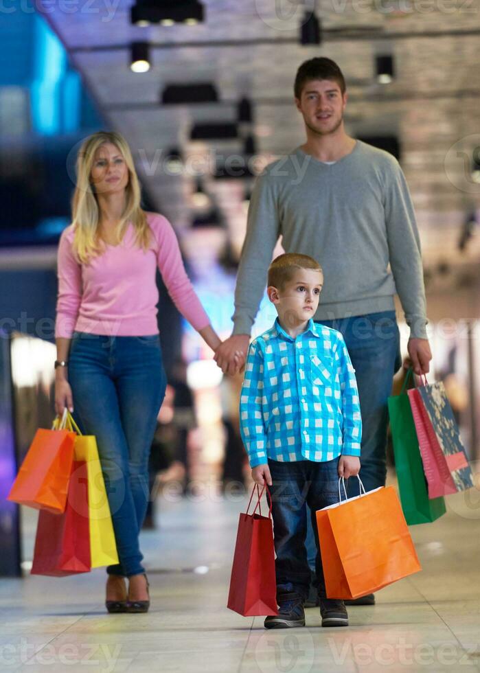 familia joven con bolsas de compras foto