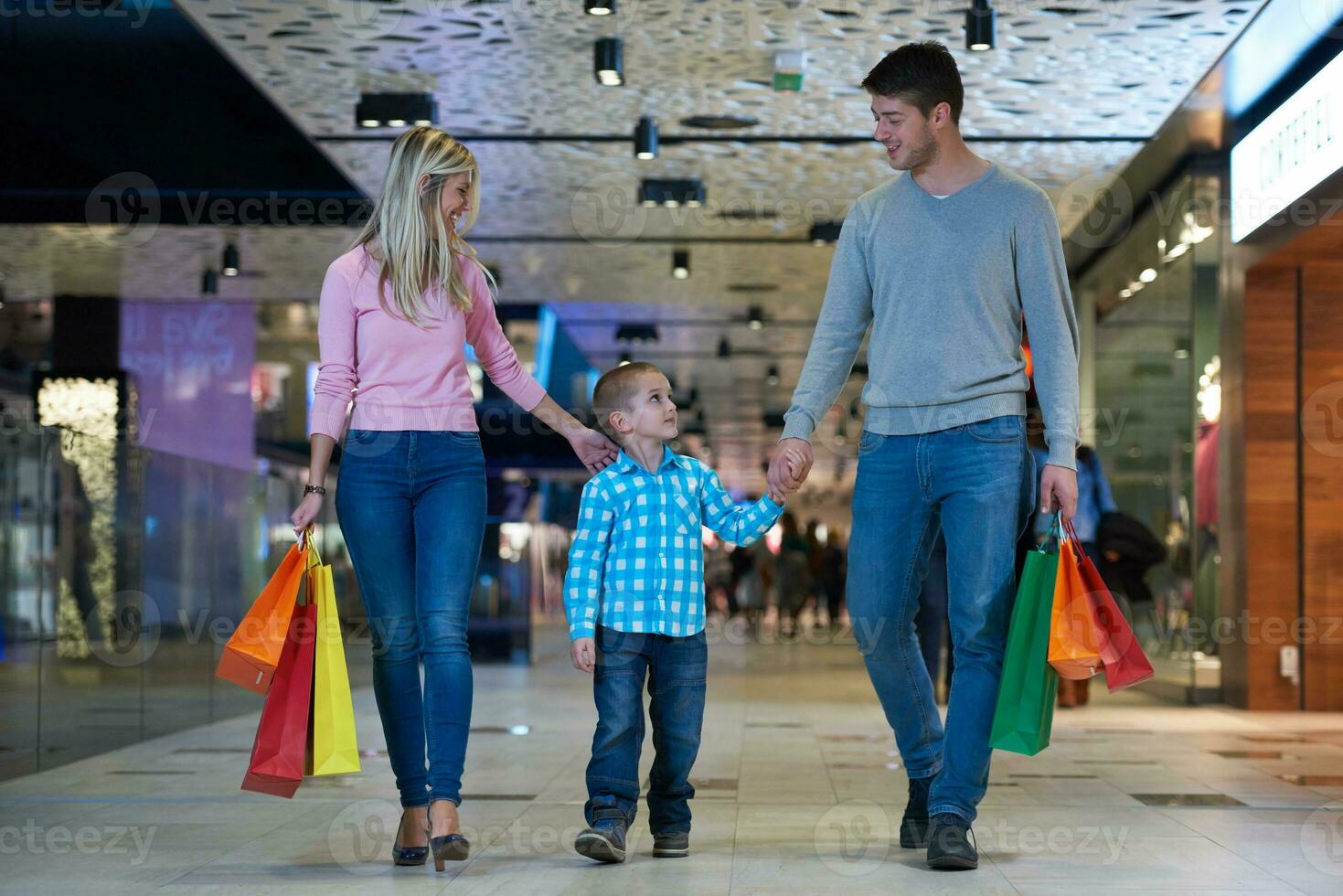 familia joven con bolsas de compras foto