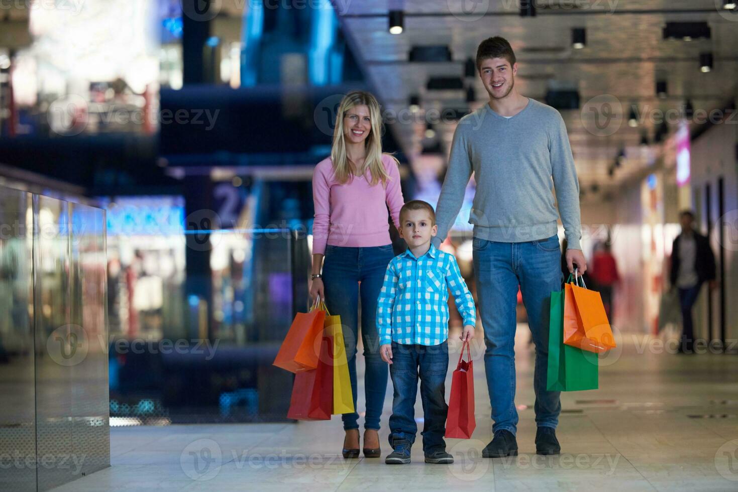 familia joven con bolsas de compras foto