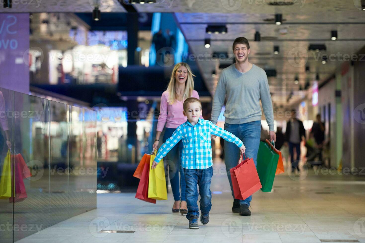 familia joven con bolsas de compras foto