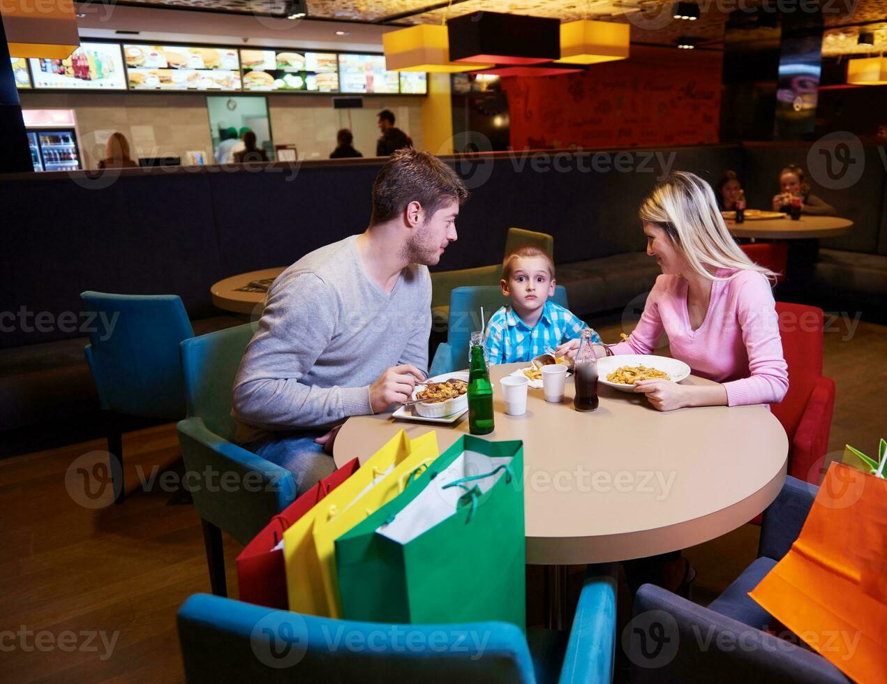 familia almorzando en el centro comercial foto