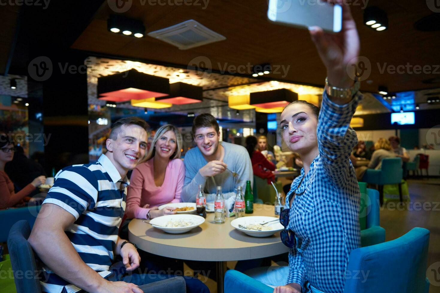 amigos tener lanch descanso en compras centro comercial foto