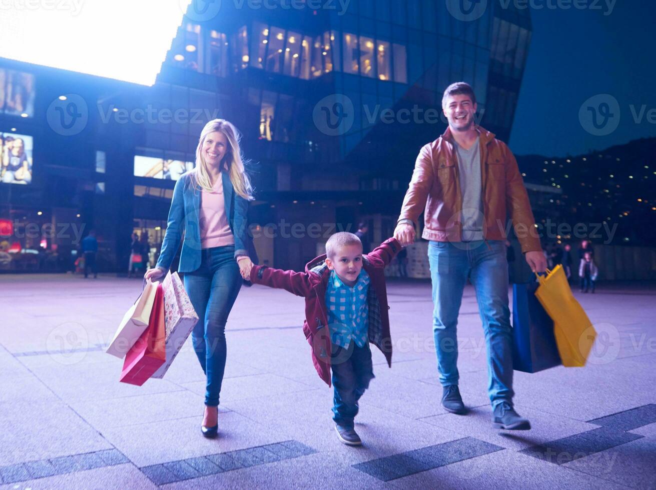 grupo de amigos disfrutando de las compras foto