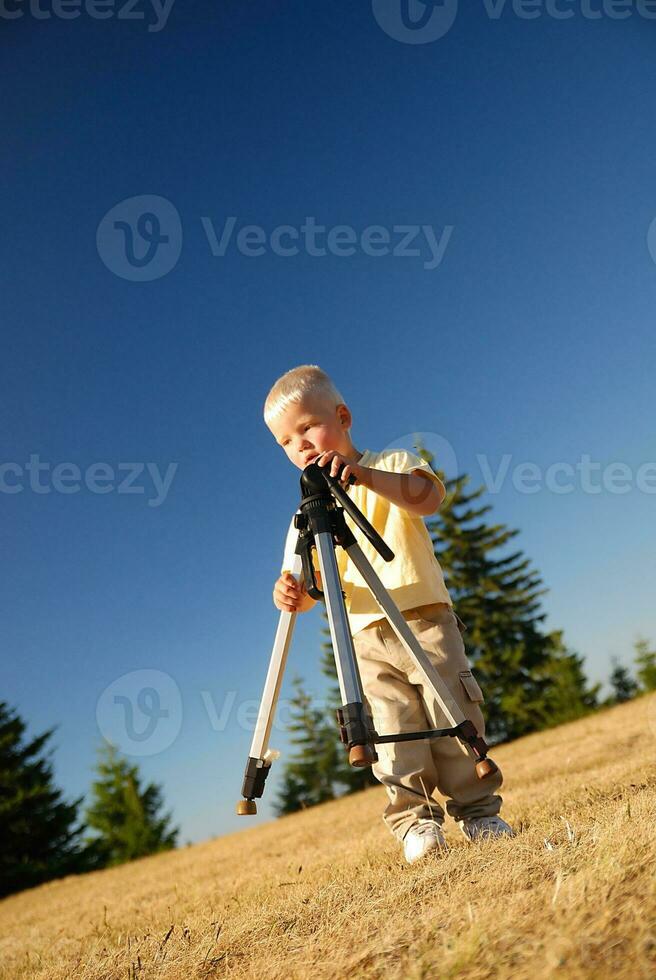 niño pequeño con trípode foto