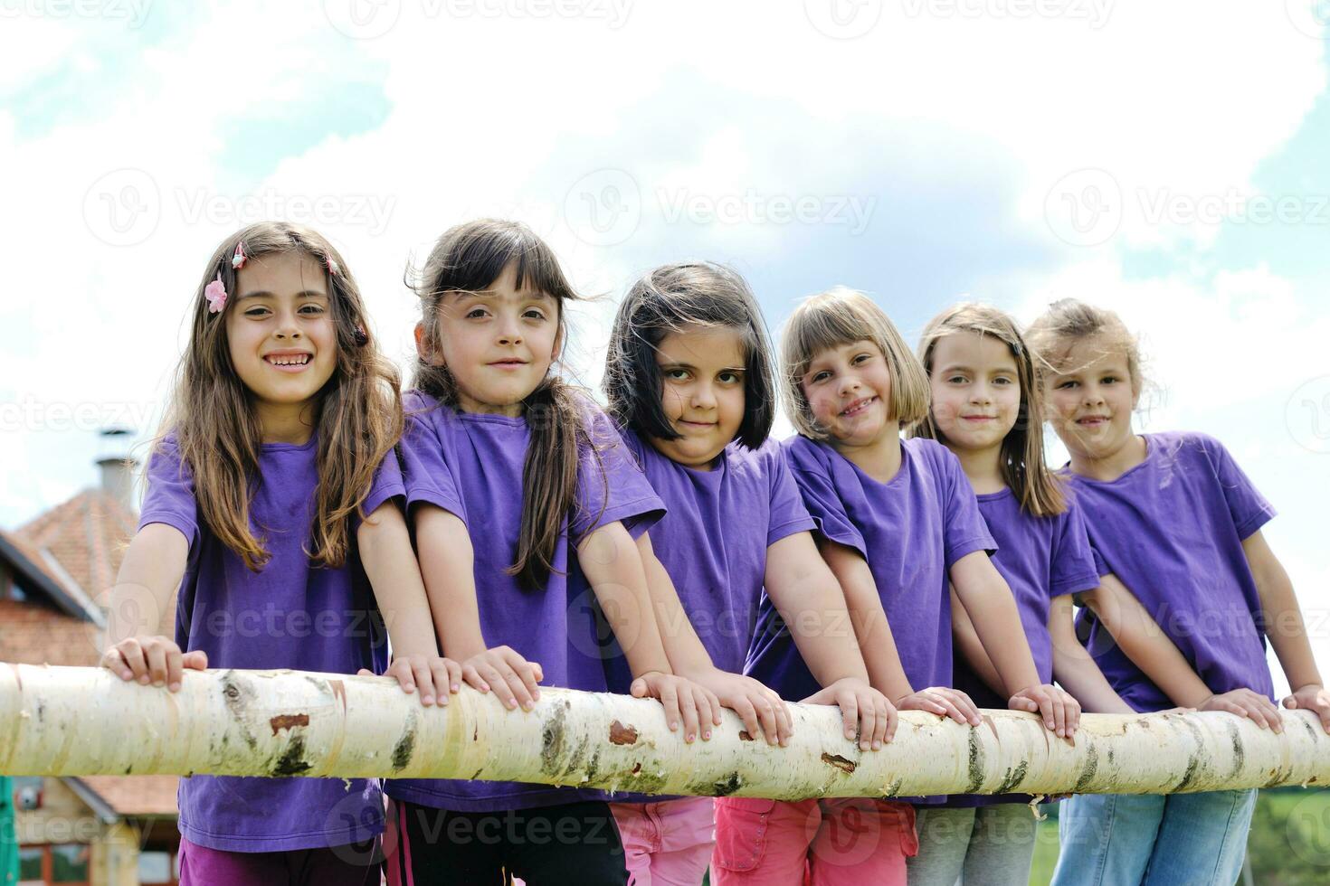 grupo de niños felices divertirse en la naturaleza foto