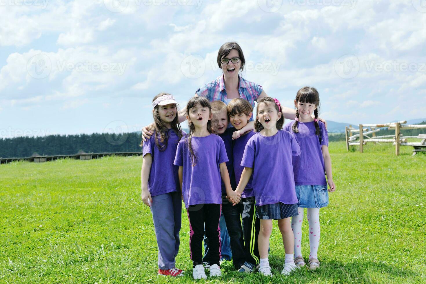grupo de niños felices con profesor en la naturaleza foto